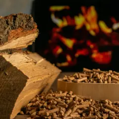 Drewno i pellet z Niemiec, gotowe do rozpalenia ognia w kominku.