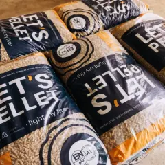 Worki z pelletem z drewna liściastego "Let's Pellet" gotowe do rozpalenia ognia.