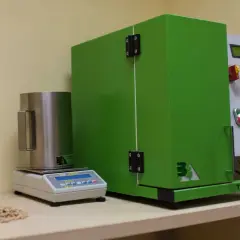 Waga i zielona komora do badania wartości opałowej pelletu kWh/kg.
