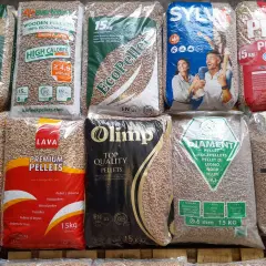 Poltarex polskie drewno zakład produkcji pelletu. Różne marki pelletu drzewnego w workach, gotowe do ogrzewania.