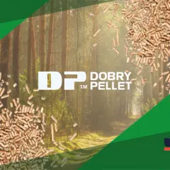 Zastanawiasz się, jaki pellet jest najlepszy? Zobacz naturalne, drewniane paliwo w lesie. Logo "DOBRY PELLET" i "pellet4FUTURE".