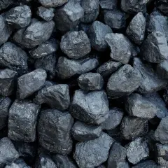 Stos węgla orzech, gotowy do ogrzania domu.