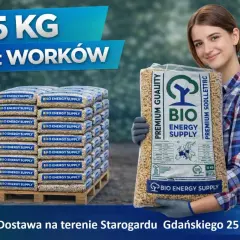Kobieta trzyma worek z pelletem. Obok paleta z 65 workami pelletu. Dostawa pelletu Starogard Gdański.