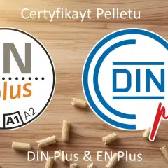 Certyfikat pelletu DIN Plus i EN Plus. Dwa okręgi z napisami "EN plus" i "DIN plus" na drewnianym tle, otoczone pelletem.
