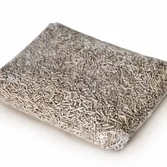 Przezroczysta folia wypełniona drobnym, jasnobrązowym pelletem. To ekologiczne paliwo, pellet stalowa wola, gotowe do ogrzania domu.