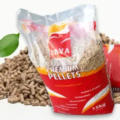 Dwie torby z napisem LAVA PREMIUM PELLETS, obok nich rozsypane pellety drzewne i zielone liście.