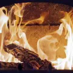 Płonące drewno w kominku. Czy w Krakowie można palić w kominku? To pytanie nurtuje wielu mieszkańców, gdy za oknem robi się zimno.