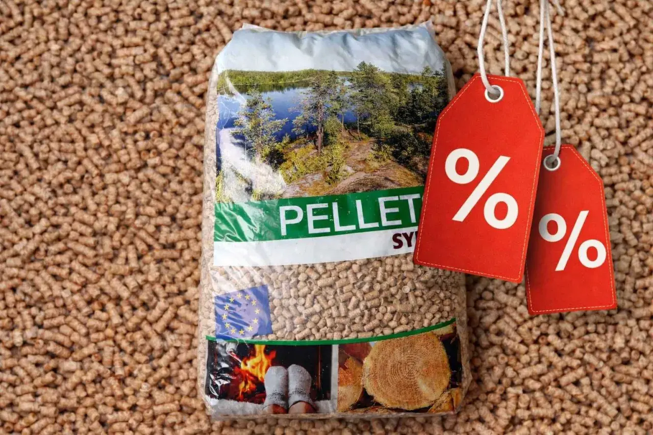 Worek pelletu Sylva Pomorskie na tle drobnych ziarenek. Dwa czerwone kupony z procentami sugerują promocję.