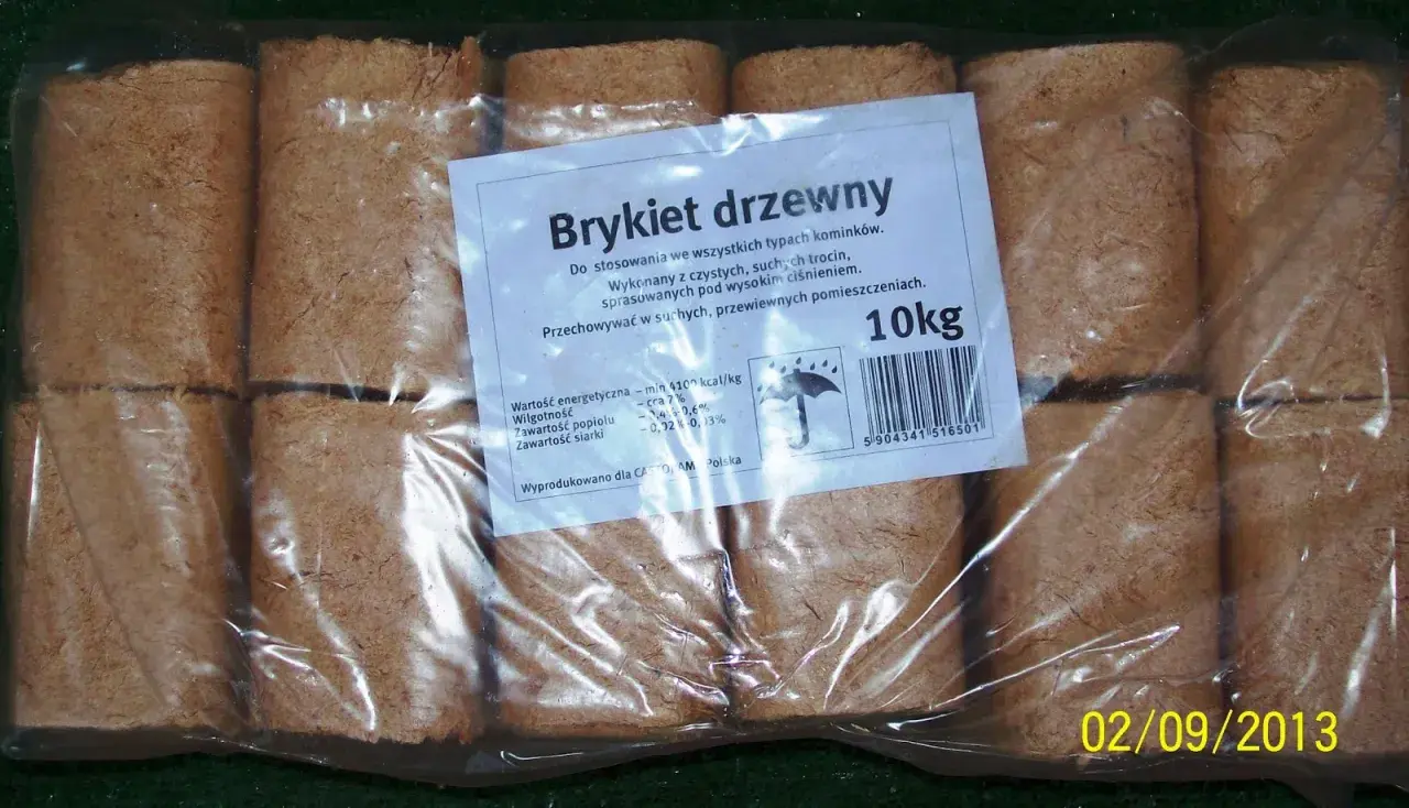 Opakowanie brykietu drzewnego, idealnego jako paliwo do kominka. W środku 10kg walcowatych kostek z trocin.