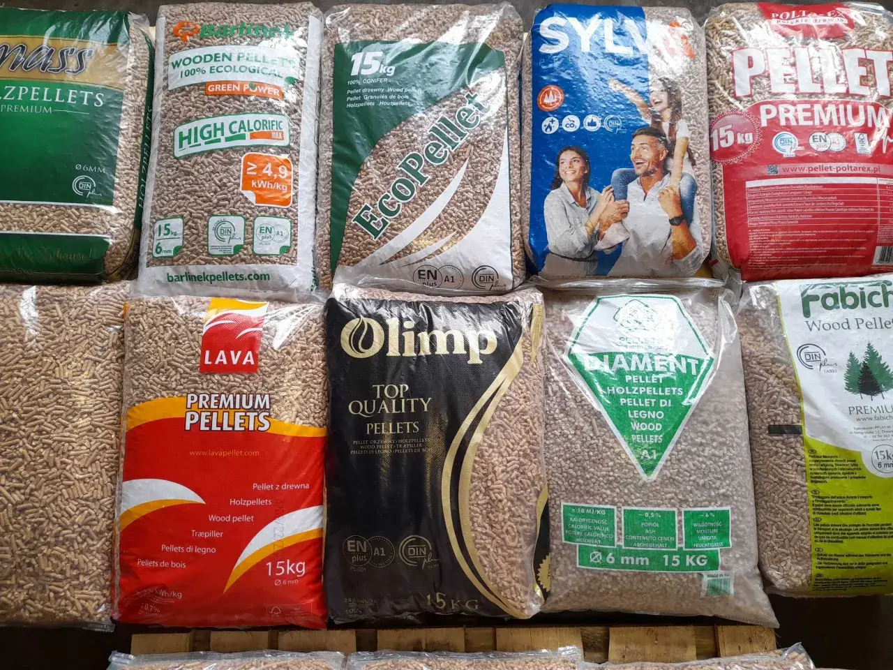 Poltarex polskie drewno zakład produkcji pelletu. Różne marki pelletu drzewnego w workach, gotowe do ogrzewania.