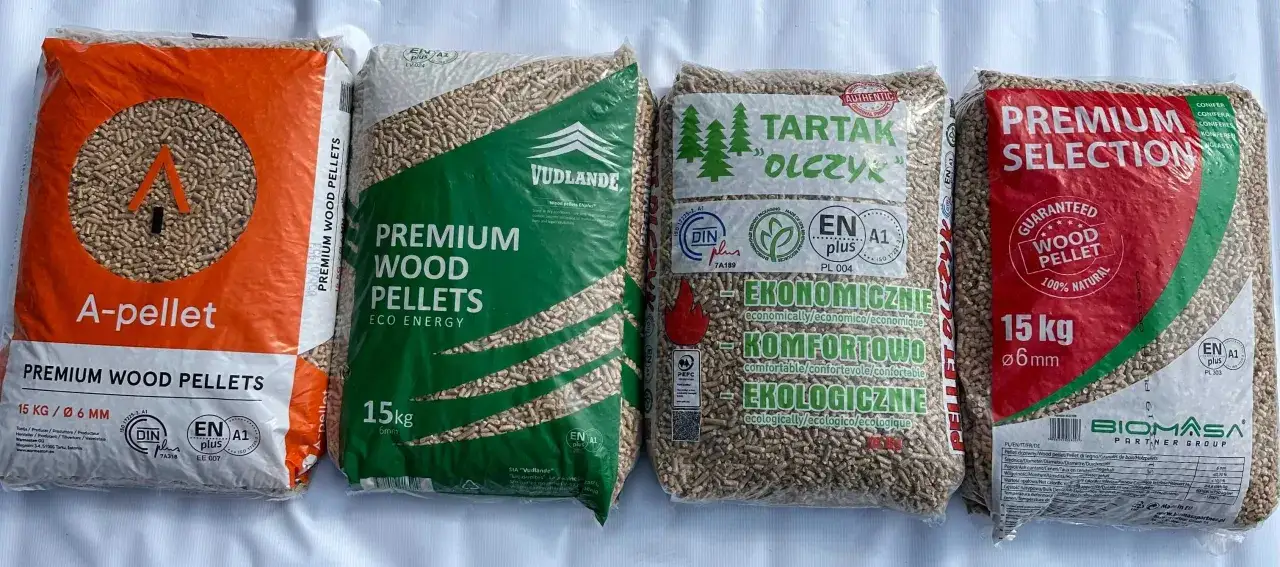 Cztery worki pelletu drzewnego. Na jednym z nich widnieje napis