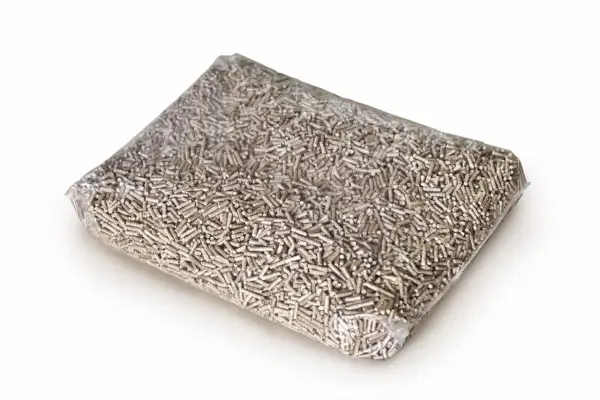 Przezroczysta folia wypełniona drobnym, jasnobrązowym pelletem. To ekologiczne paliwo, pellet stalowa wola, gotowe do ogrzania domu.