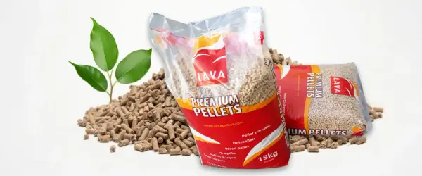 Dwie torby z napisem LAVA PREMIUM PELLETS, obok nich rozsypane pellety drzewne i zielone liście.
